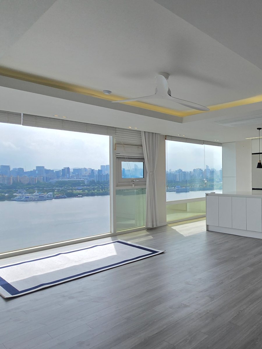 Living room with panoramic Han River view